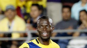 Jugadores ecuatorianos reaccionan tras la marcación que anuló el gol de Milner Bolaños.