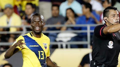 Jugadores ecuatorianos reaccionan tras la marcación que anuló el gol de Milner Bolaños.