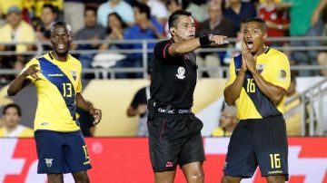 Jugadores ecuatorianos reaccionan tras la marcación que anuló el gol de Milner Bolaños.