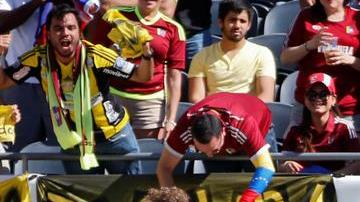 Jugadores venezolanos festejan el gol de Martínez.