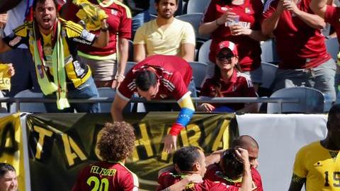 Jugadores venezolanos festejan el gol de Martínez.