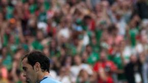 México festeja uno de sus goles ante Uruguay.