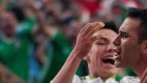 Rafa Márquez y compañeros festejan el segundo gol de México.