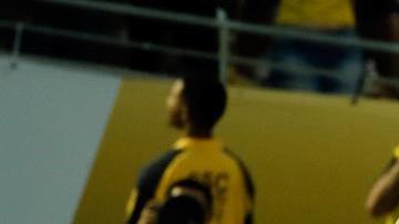 James Rodríguez festeja tras anotar el segundo gol de su selección.