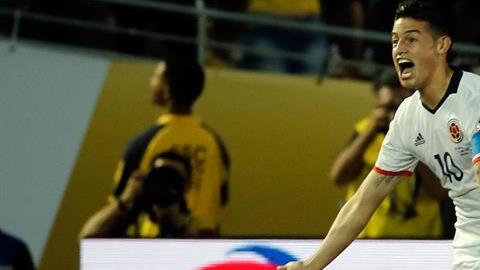 James Rodríguez festeja tras anotar el segundo gol de su selección.