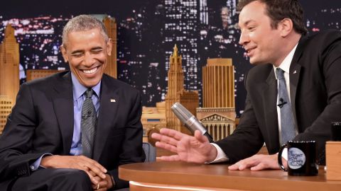 El presidente Barack Obama, quien suele hacerse muy presente en programas de TV y eventos deportivos, no estará en el funeral de Muhammad Ali el viernes. Aquí en una charla con el conductor Jimmy Fallon.