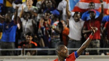 El festejo del haitiano James Marcelin. No todos los días se le anota a Brasil y menos en una Copa América.