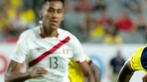 Enner Valencia conduce el balón en el juego contra Perú en Phoenix.