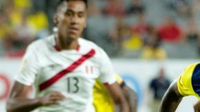 Enner Valencia conduce el balón en el juego contra Perú en Phoenix.