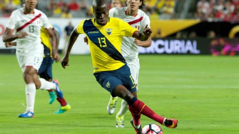 Enner Valencia conduce el balón en el juego contra Perú en Phoenix.