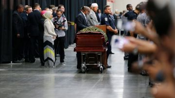 Vista del ataúd durante la ceremonia por el rito islámico por la muerte del legendario Muhammad Ali en el centro de exposiciones de Louisville, Kentucky.
