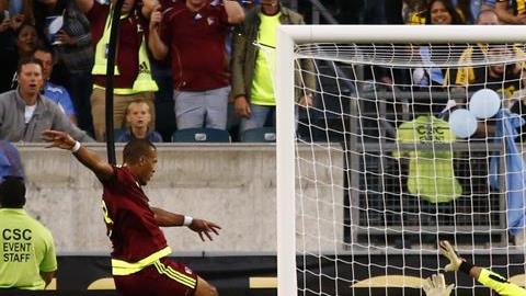 El momento del gol del venezolano Salomón Rondón ante Uruguay.