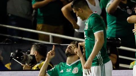Oribe Peralta festeja el segundo gol de México.