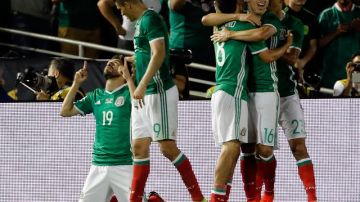 Oribe Peralta festeja el segundo gol de México.