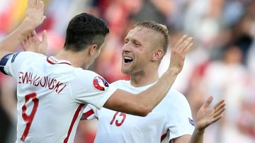 Lewandowski y Millik celebran el gol polaco ante Irlanda del Norte.