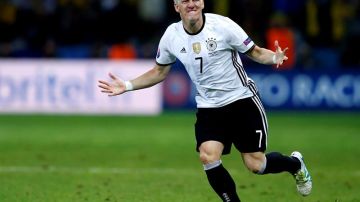 Bastian Schweinsteiger festeja el gol que dio la tranquilidad a Alemania.