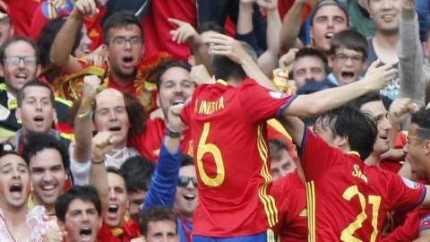 España salva su debut en la Euro 2016 casi en el último minuto.