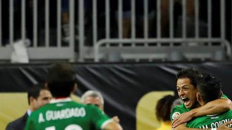 Chicharito festeja a Tecatito tras el golazo que consiguió Jesús Corona.
