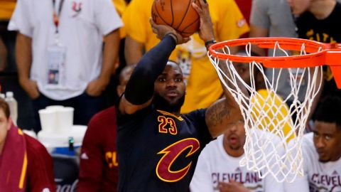 James e Irving se convirtieron en la primera pareja que consigue por lo menos 40 puntos cada uno en un juego de NBA Finals.