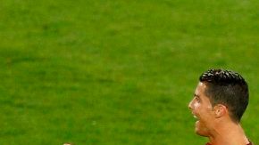 Cristiano Ronaldo y su frustración al no poder anotarle a Islandia.