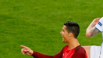 Cristiano Ronaldo y su frustración al no poder anotarle a Islandia.