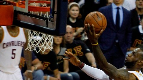 LeBron se echó a los Cavs al hombro y todo se definirá en Oakland.