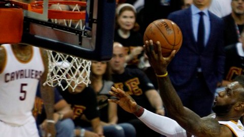 LeBron se echó a los Cavs al hombro y todo se definirá en Oakland.