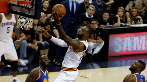 LeBron se echó a los Cavs al hombro y todo se definirá en Oakland.