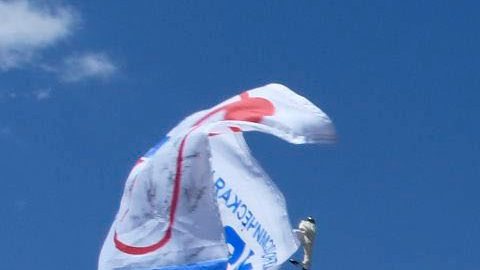 Timothy Peake (i) de Gran Bretaña, Yuri Malenchenko (c) de Rusia y Timothy Kopra (d) de EE.UU., rodeados por el personal de tierra,descansan un poco después de aterrizar en Kazajstán.