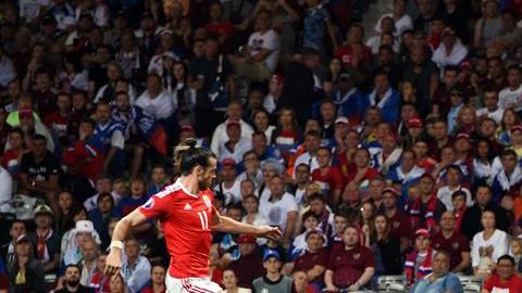 Gareth Bale define el tercer gol de Gales ante Rusia.