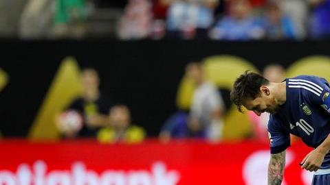 Aficionado se le hinca a Messi
