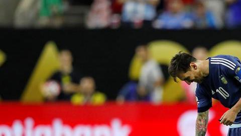 Aficionado se le hinca a Messi
