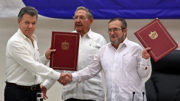 El presidente de Colombia y el líder de las FARC. EFE