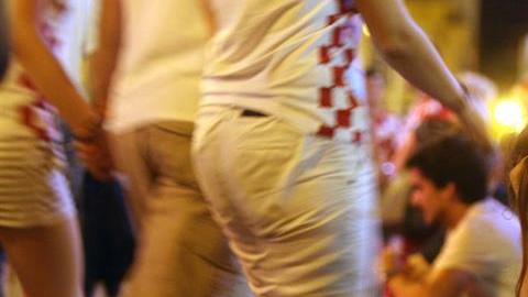 Aficionada de Croacia llora