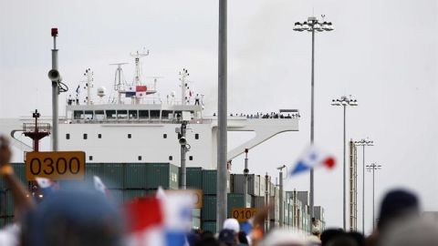 Buque Chino hace paso inaugural en la ampliación del Canal de Panamá.