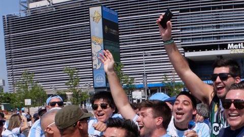 Aficionados argentinos alientan en las afueras del MetLife  tadium.