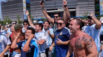 Aficionados argentinos alientan en las afueras del MetLife  tadium.