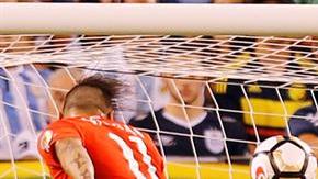 Eduardo Vargas intenta anotar de cabeza ante Sergio Romero.