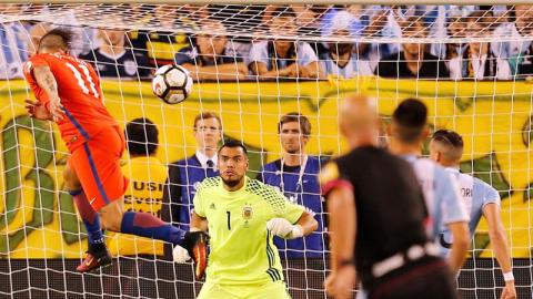 Eduardo Vargas intenta anotar de cabeza ante Sergio Romero.