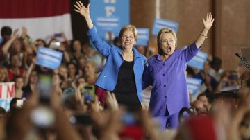 Hillary Clinton y Elizabeth Warren en campaña. EFE