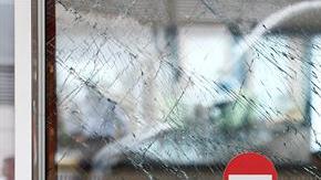 Un hombre observa los cristales rotos de una puerta tras el atentado en el aeropuerto internacional de Atatürk en Estambul.