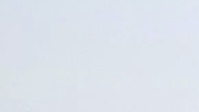 Un soldado iraquí inspecciona varios camiones de ISIS calcinados en 2016/Archivo.