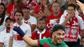 Cristiano eludió al espontáneo que lo quería abrazar en Marsella.