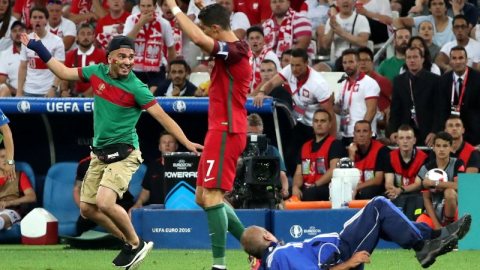 Cristiano eludió al espontáneo que lo quería abrazar en Marsella.