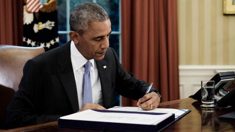 Obama firma la ley de refinanciación de Puerto Rico en la Oficina Oval de la Casa Blanca.