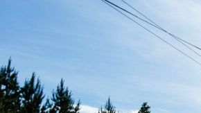 Estos camiones cuentan con un sistema articulado conocido como pantógrafo que les permite conectarse a la red eléctrica.