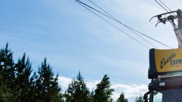 Estos camiones cuentan con un sistema articulado conocido como pantógrafo que les permite conectarse a la red eléctrica.