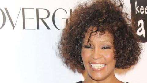 Bobby Brown afirmó que Whitney consumió drogas el día de su boda.