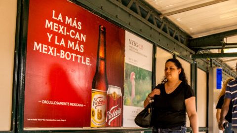 En Nueva York el metro es el principal medio de transporte para la mayoría de las personas, incluidos los adolescentes. Así que ver este tipo de publicidad es inevitable.