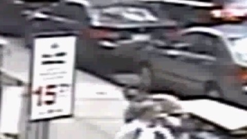 Un hombre le colocó una bolsa con excremento a una mujer dentro de los pantalones.